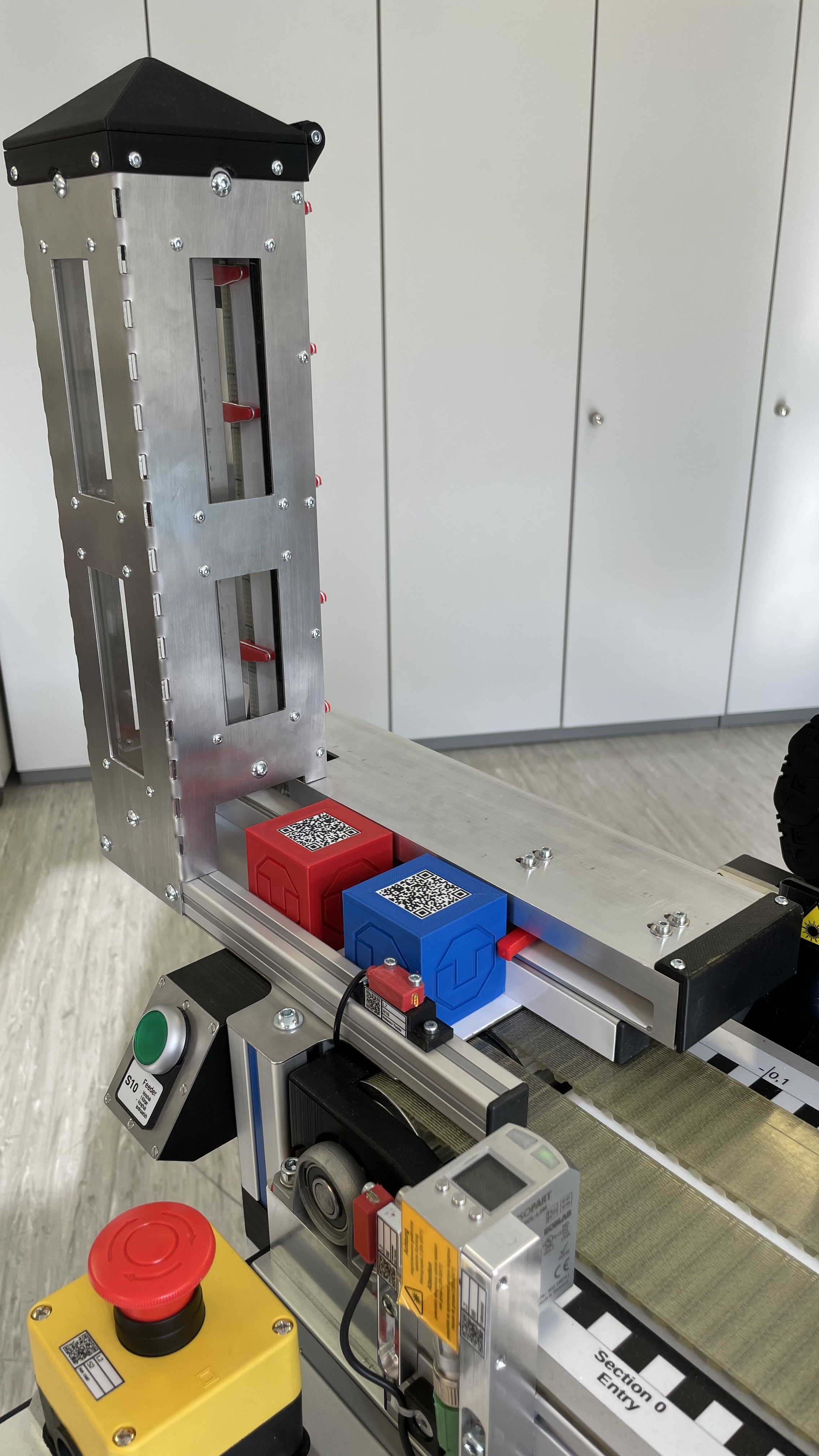 Detailaufnahme Feeder/Magazin für Probekörper.