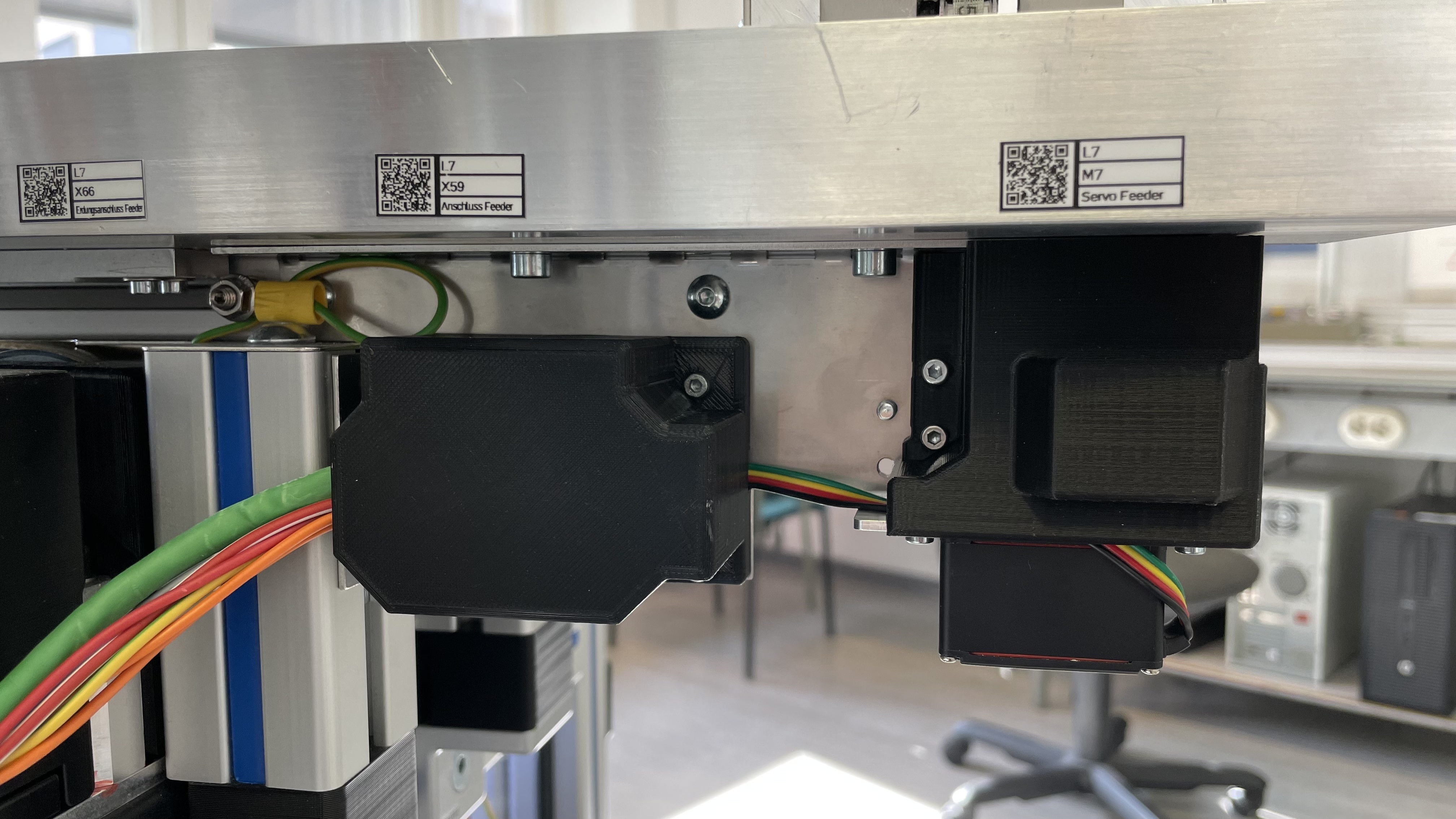 Detailaufnahme eingehauste Verdrahtung, Motor und Kupplung.