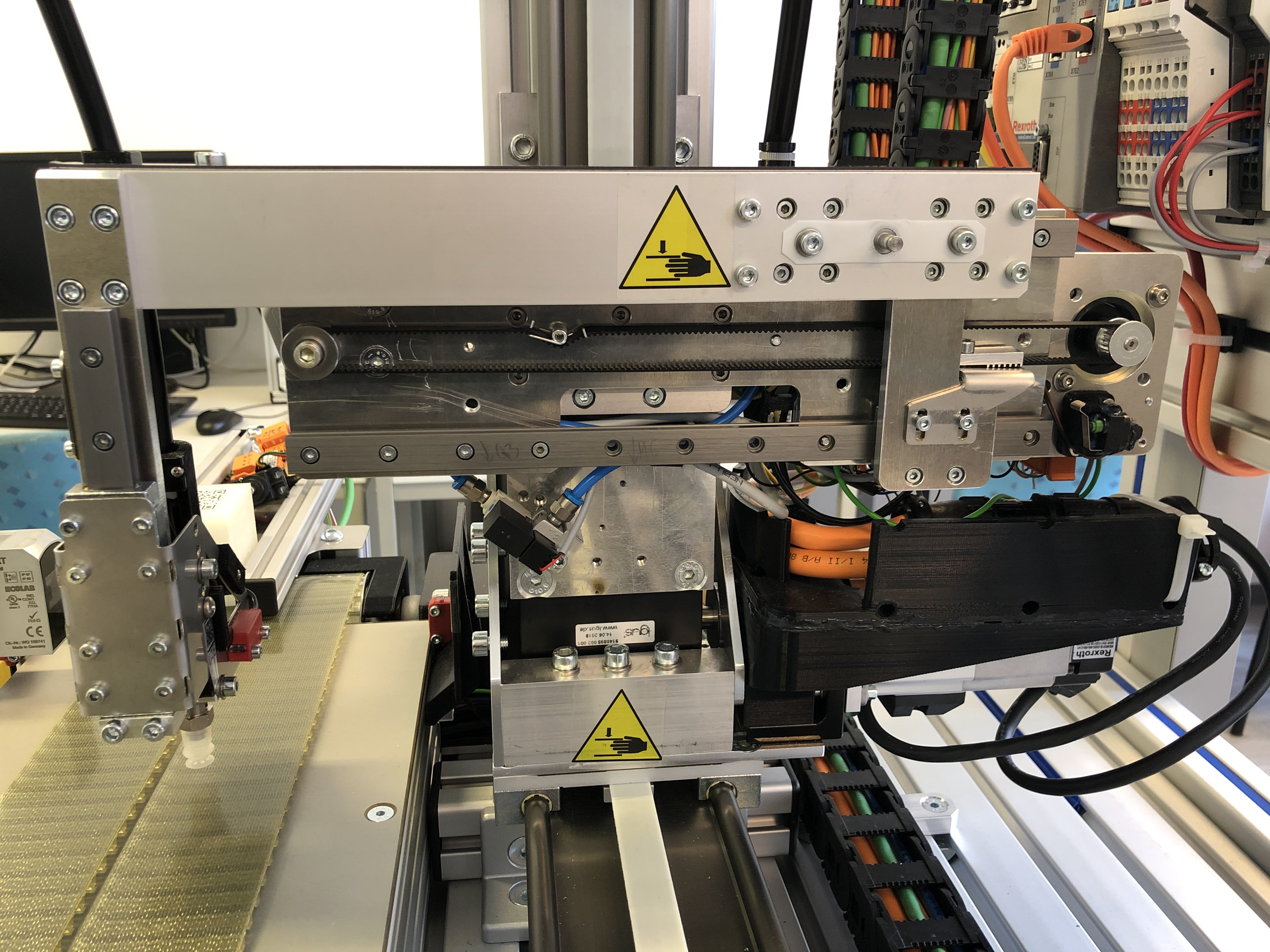 Detailaufnahme Querachse auf Montageplatte des Roboterarms.