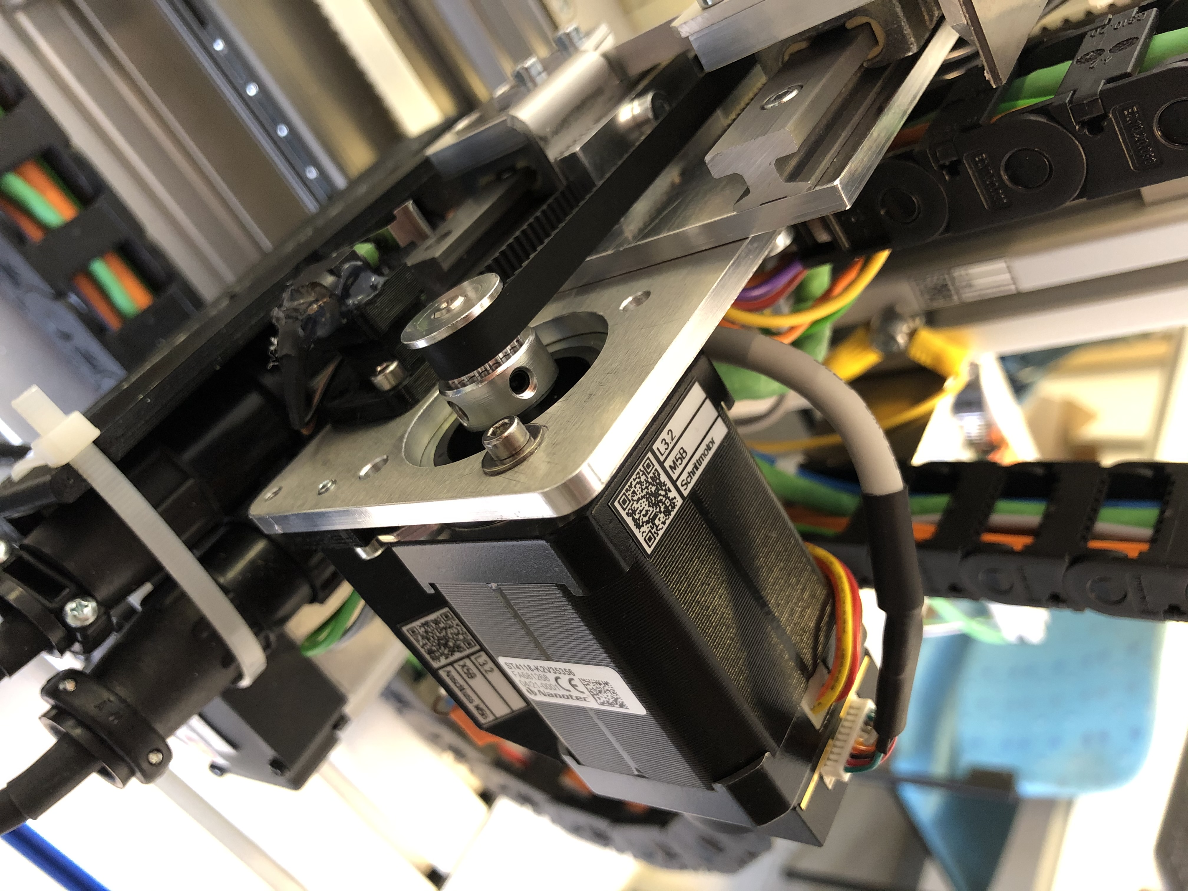 Detailaufnahme Querachse Servomotor, Aufnahme von schräg hinten.