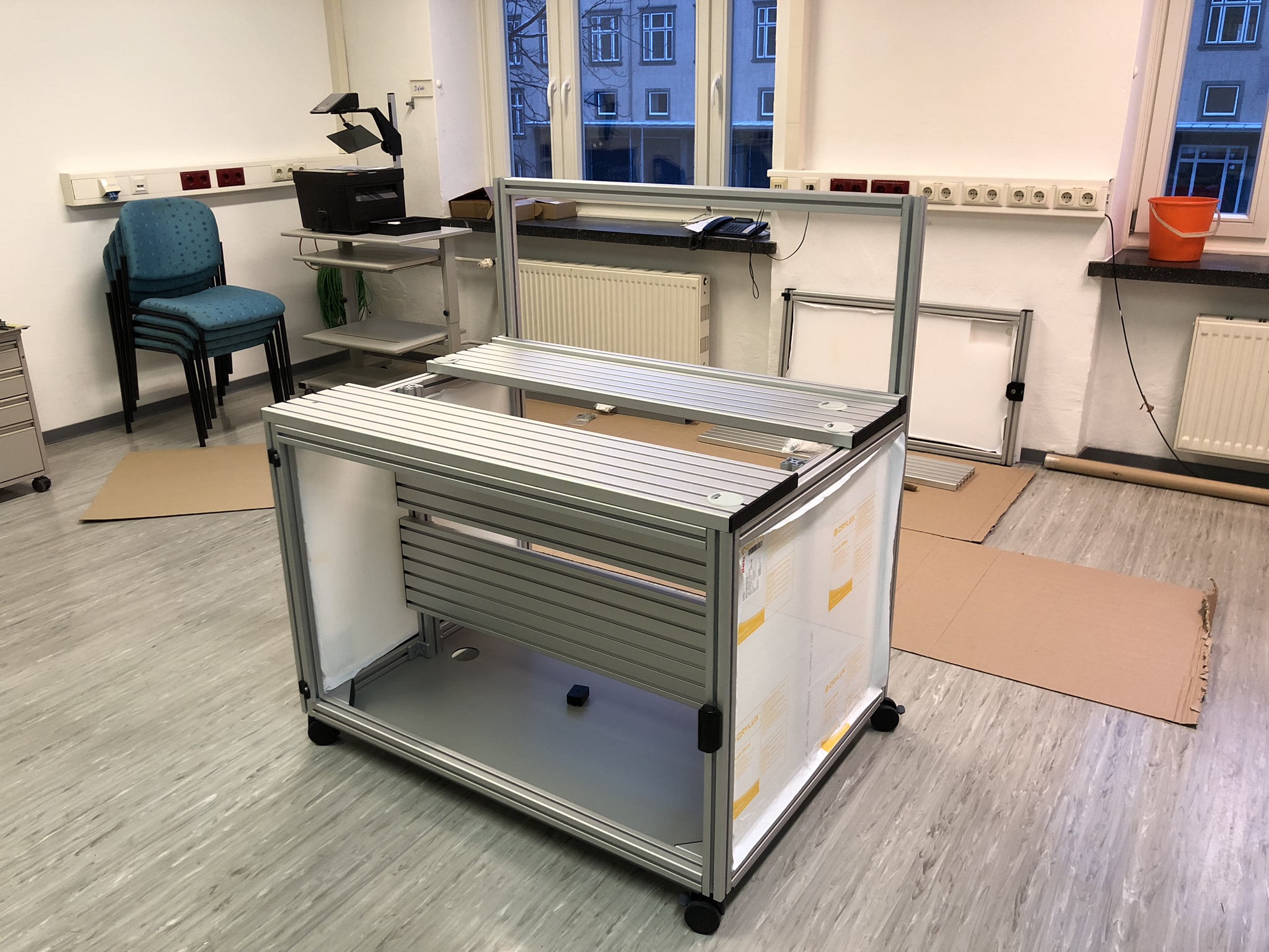 Aufbau des Rahmens aus Aluminiumprofilen.