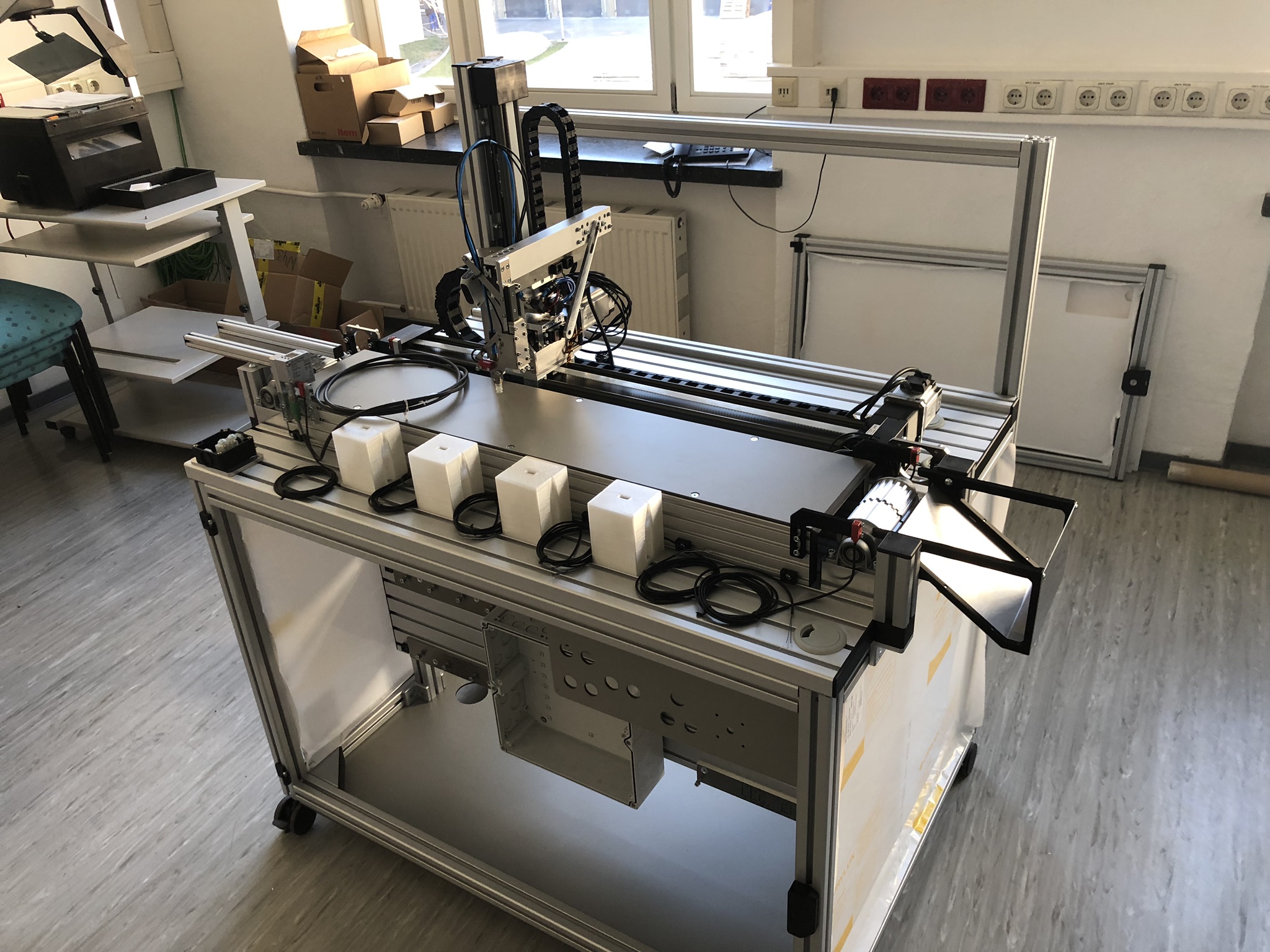 Erstmontage Förderband, Roboterachsen, Aufnehmer, Sensoren.