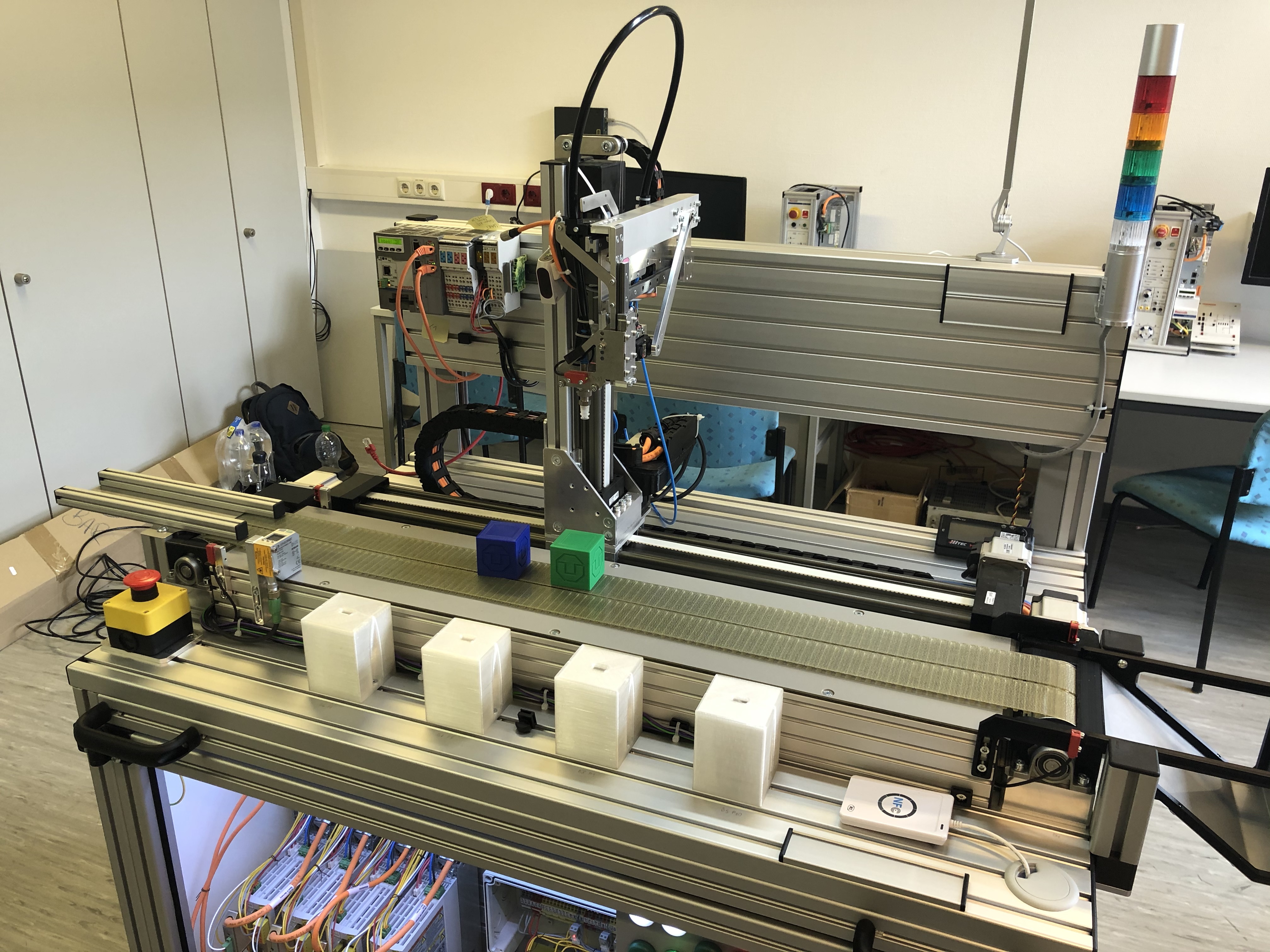 Vorläufig fertiggestellter Versuchsstand Vorderseite.