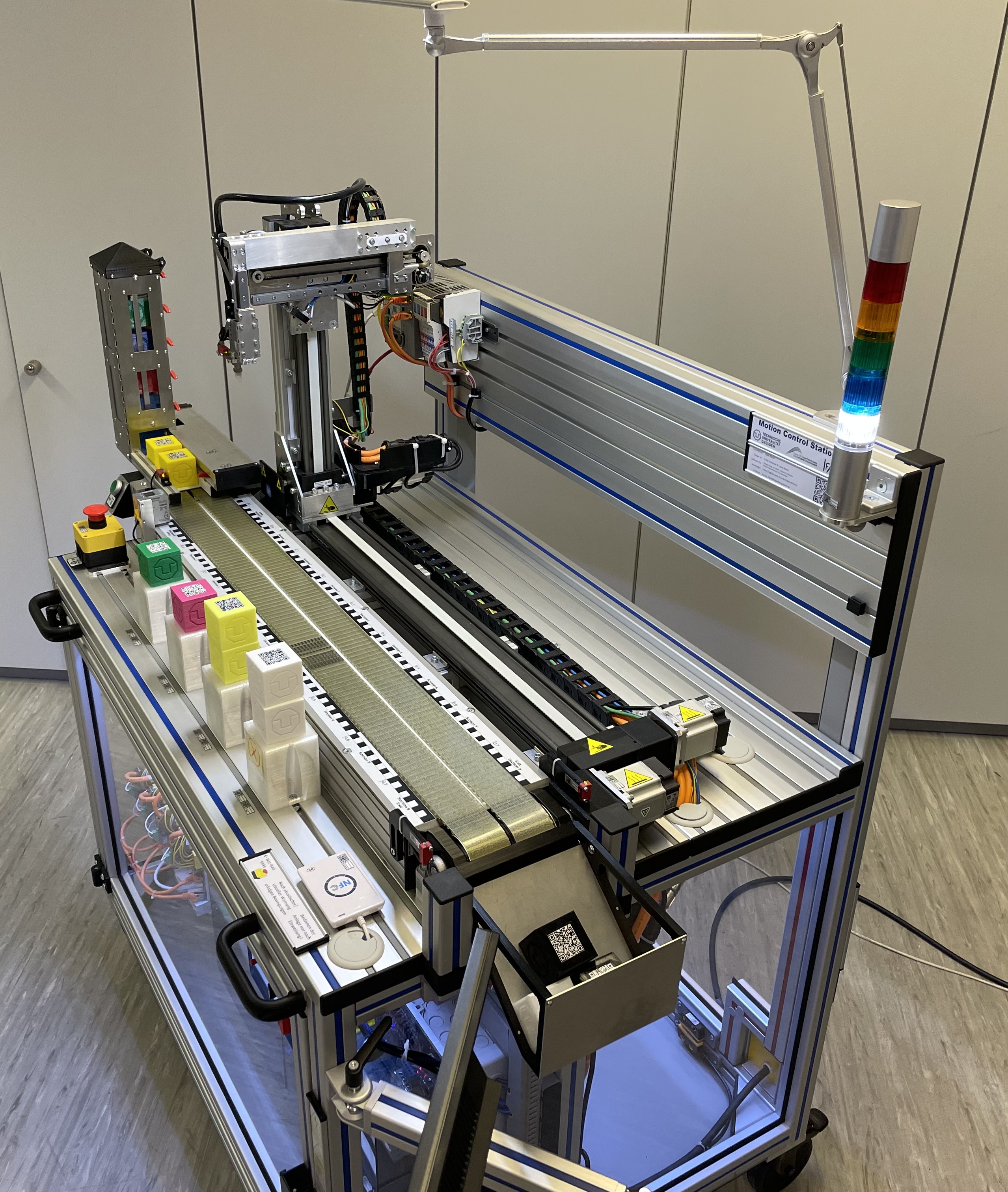 Finale Ausbaustufe des Versuchsstands, Aufnahme von schräg rechts oben.