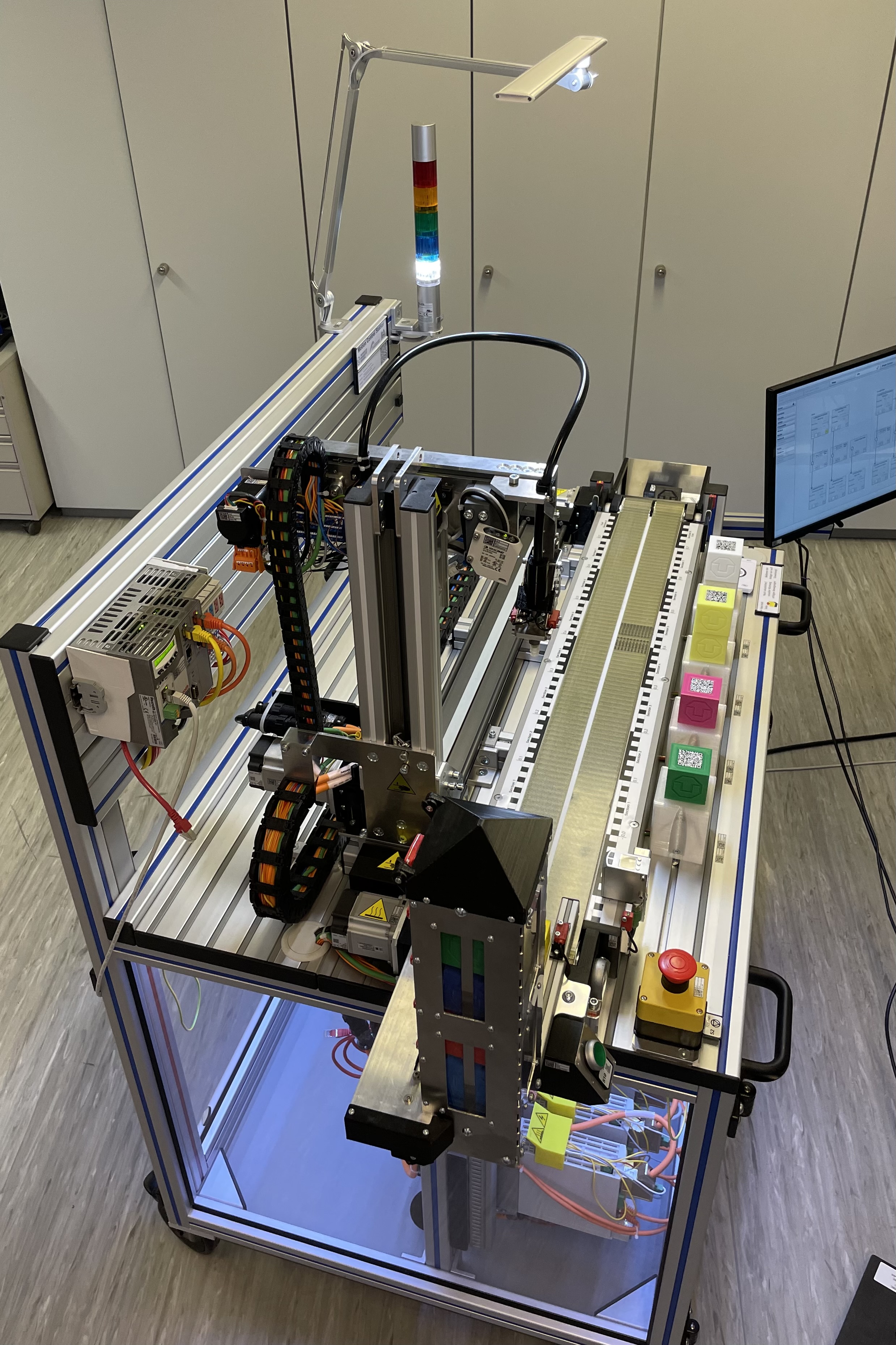 Finale Ausbaustufe des Versuchsstands, Aufnahme von schräg links oben.