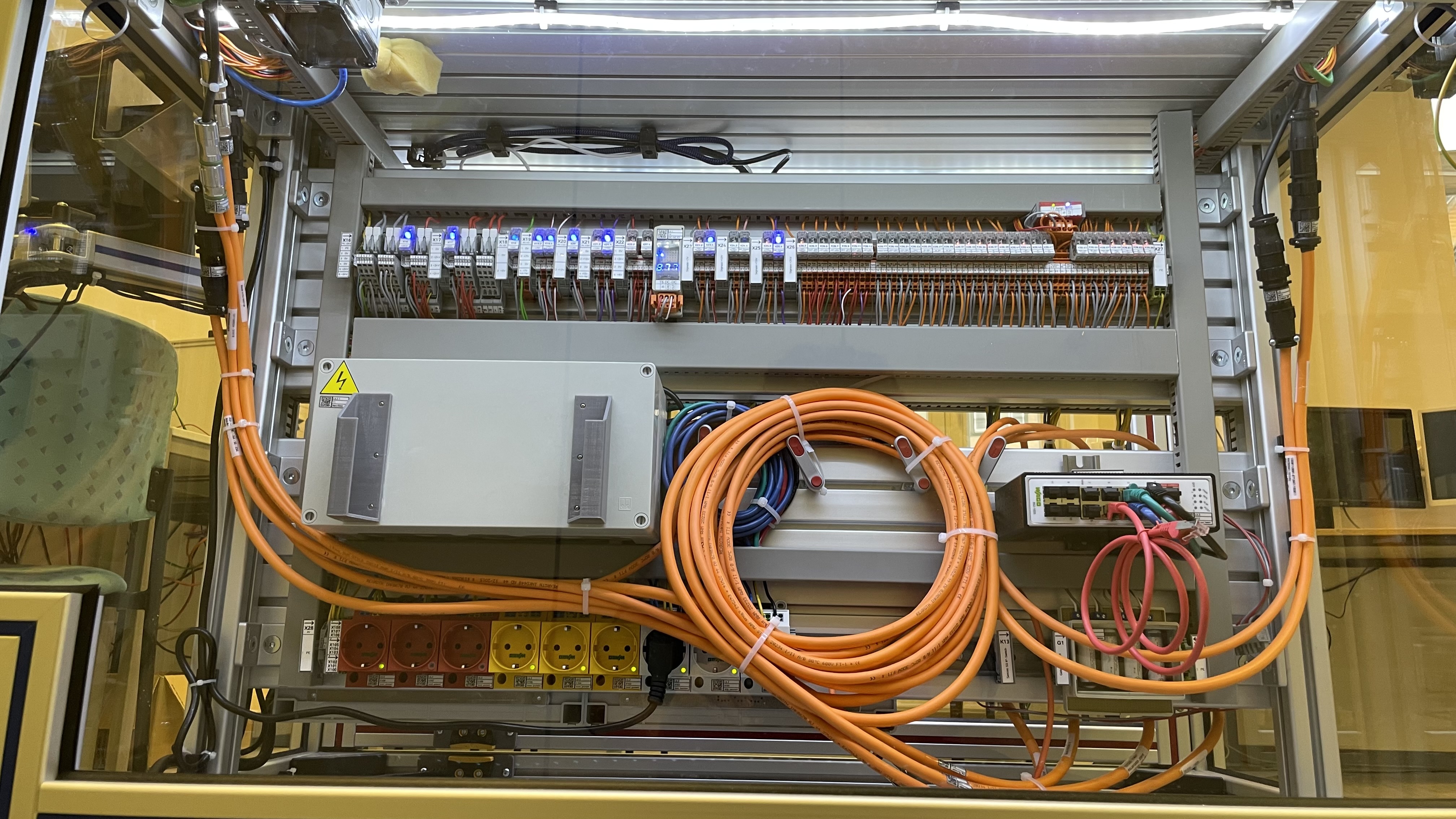 Überarbeitete Version des rückwärtigen Schaltschranks.